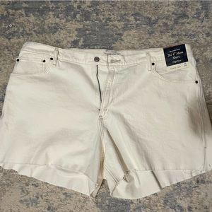 A&F 4 inch mom short white